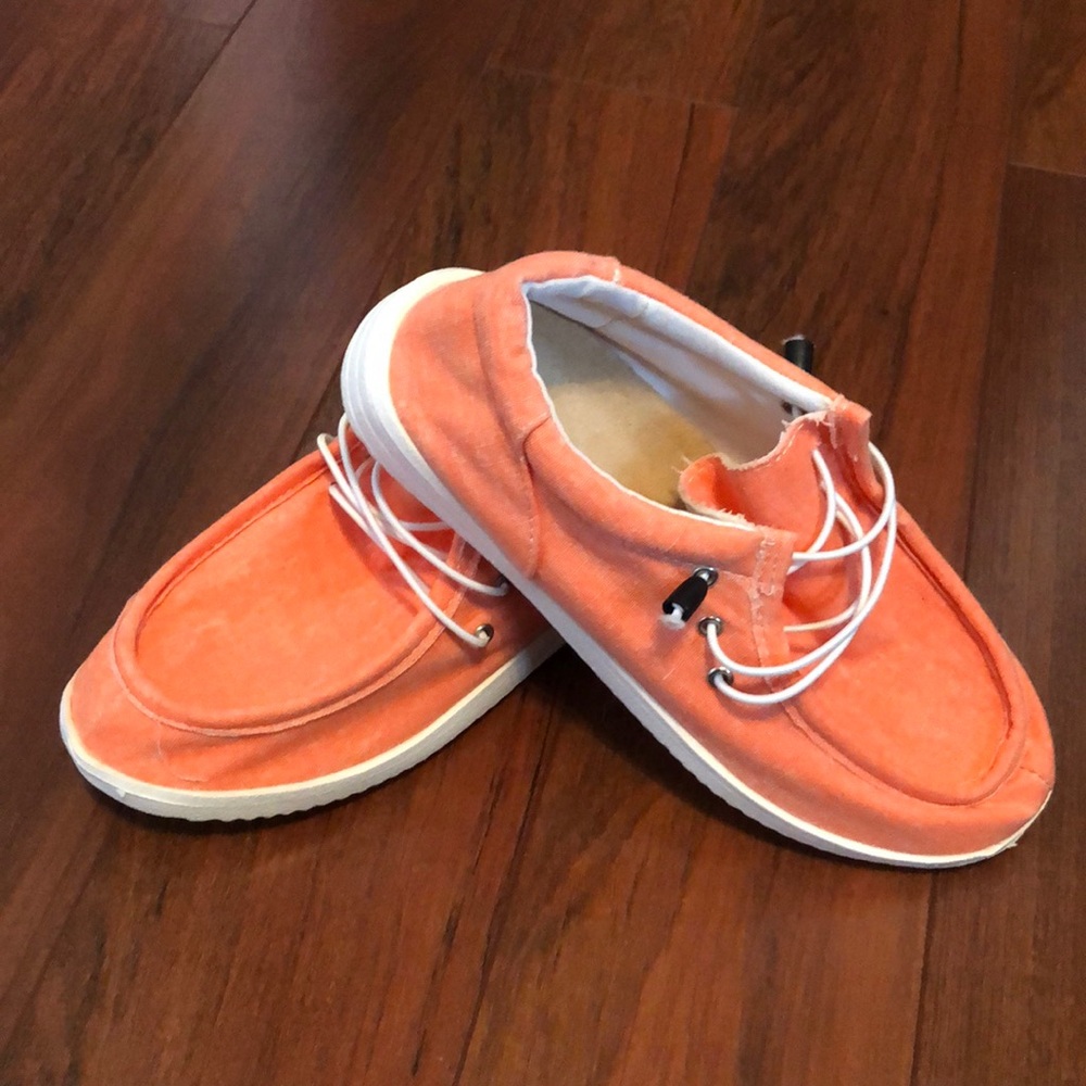 Outwoods women’s size 7 orange slip on canvas shoe